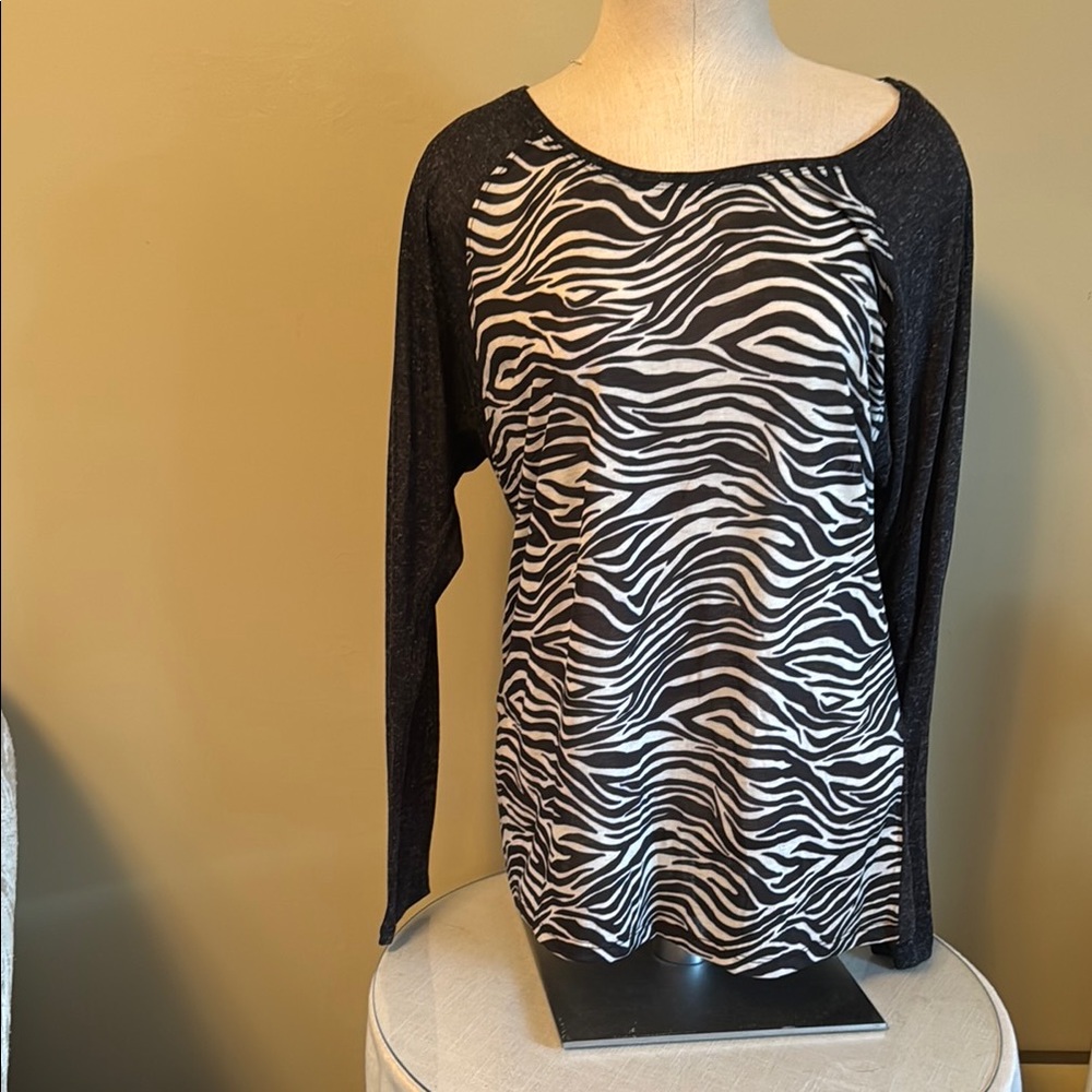 Size Large NWT ABS Allen Schwartz Black and Beige Graphic Long Sleeve Blouse